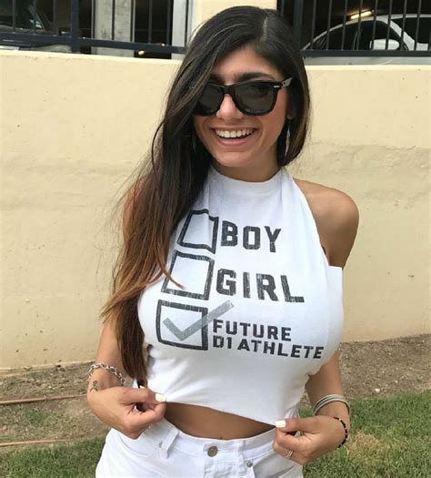 seins mia khalifa|Vidéos Porno de Mia Khalifa 